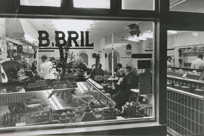 875299 Gezicht op het interieur van broodjeszaak Ben Bril (Vredenburg 31) te Utrecht, gezien door de etalageruit.